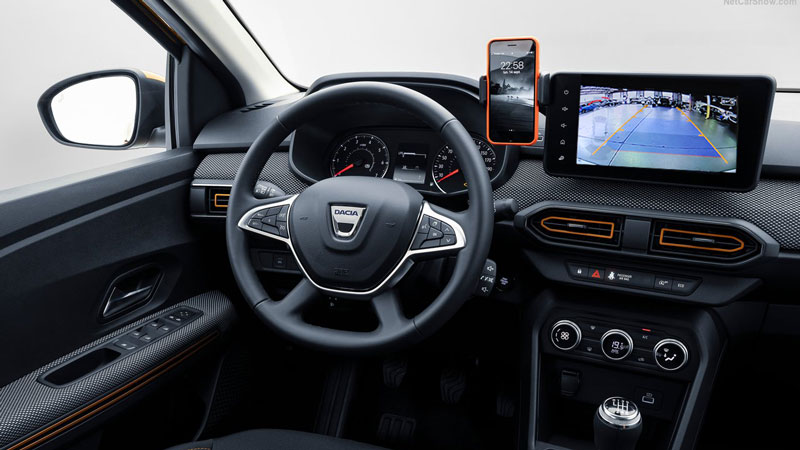 Dashboard Dacia met achteruitrijcamera bij Ataf Turnhout