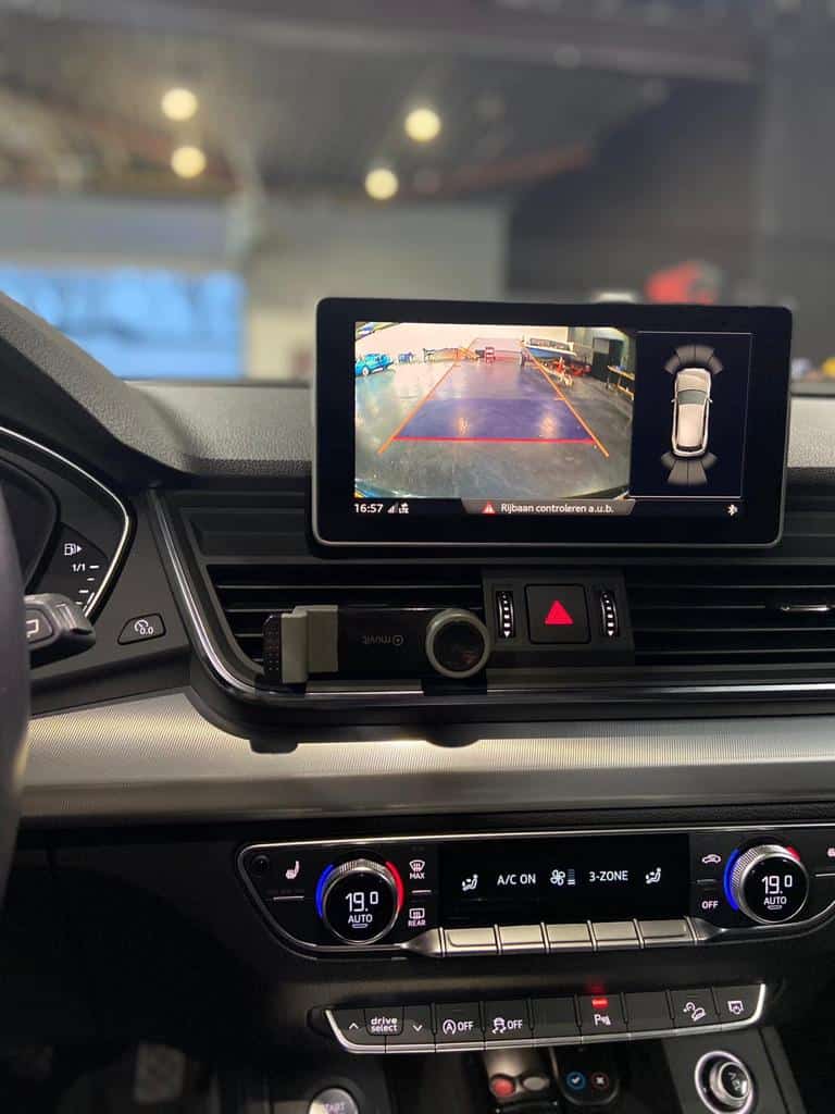Achteruitrijcamera met video interface voor een Audi